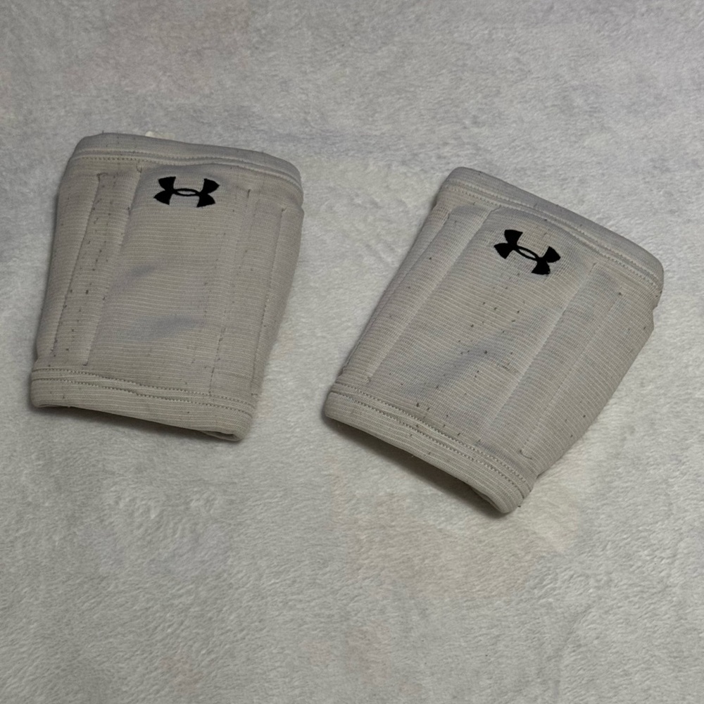 Women’s L Under Armour volleyball knee pads